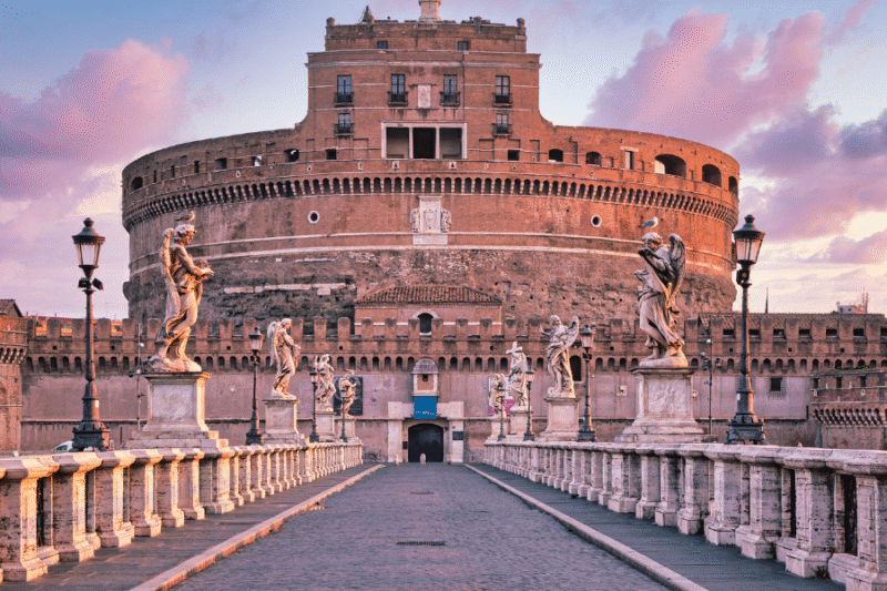 Entrada por el puente al Castillo Sant Angelo en Roma