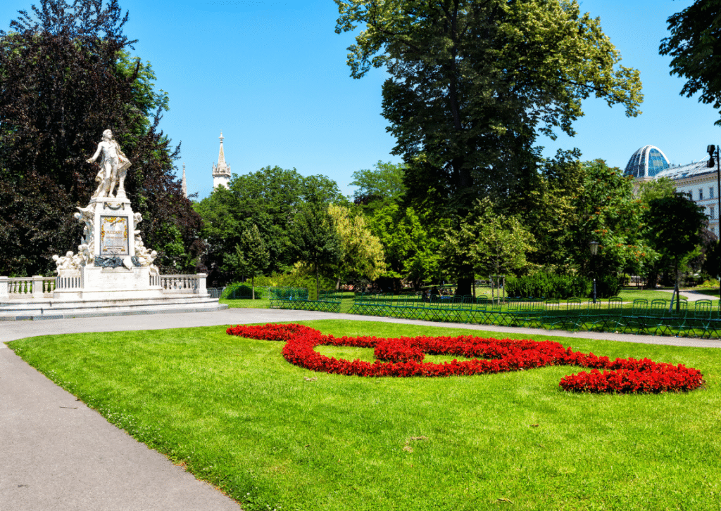 Estatua de Mozart en el parque Burggarten