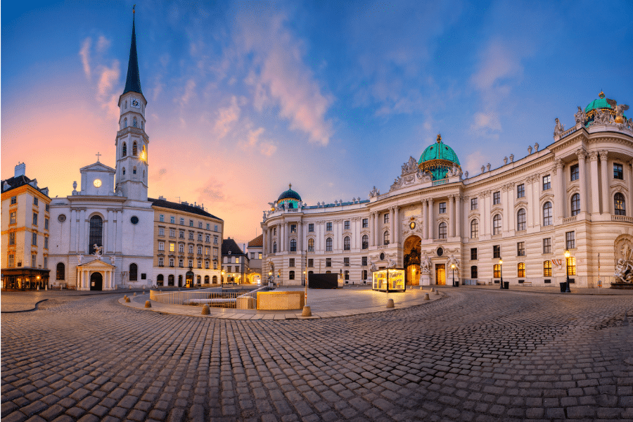 Palacio Hofburg de Viena iluminado