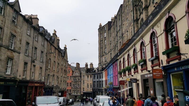 Vista de la calle Victoria street en Edimburgo