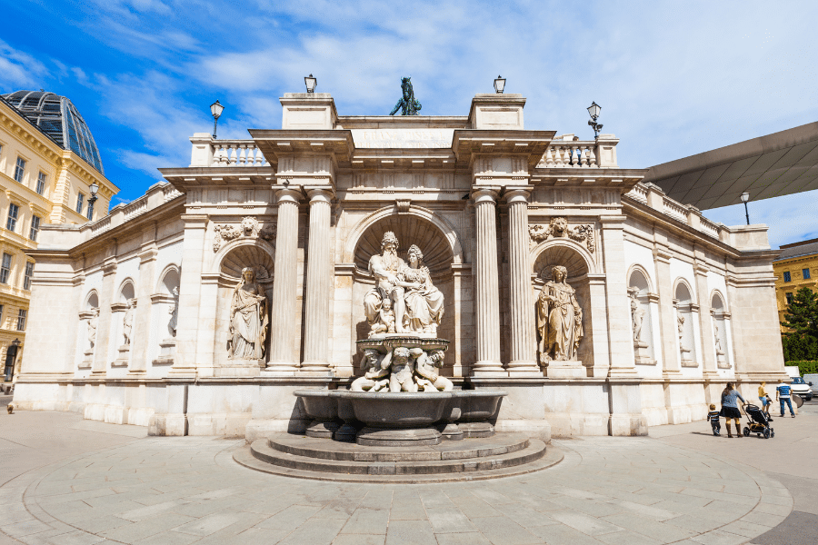 Albertinaplatz, punto de encuentro del free tour Viena en español